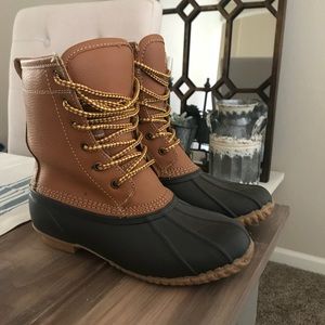 Duck boots size 6